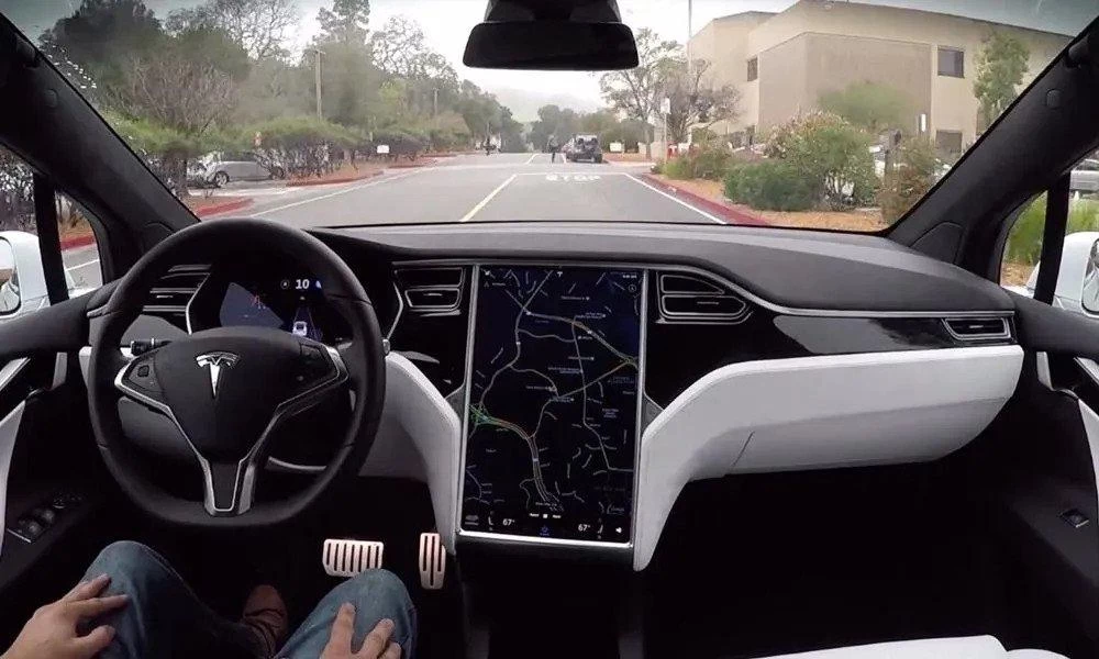 Βερολίνο: Tesla «πρόδωσε» τον οδηγό του στην αστυνομία
